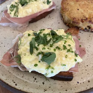 "Oeufs brouillés" soft scrambled eggs, speck, emmentaler, sourdough toast and side of hash brown