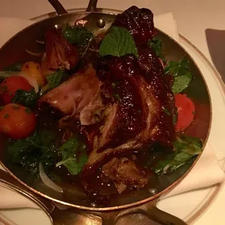 Côte d'agneau de colorado, aubergines, tomates farcies