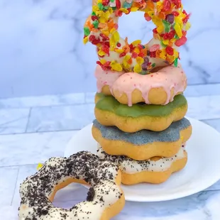 Fruity Pebbles, Oreo, Strawberry, Matcha, and Black Sesame Mochi Donut (IG @boba._.addict)