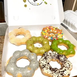 Left to right-Churro, Black Sesame, Matcha, fruity pebbles, cookies and cream, pandan