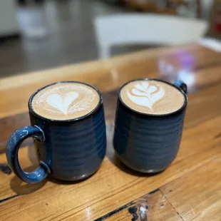 White chocolate mocha(L) Dark chocolate mocha(R)