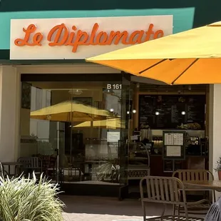 the outside of the restaurant