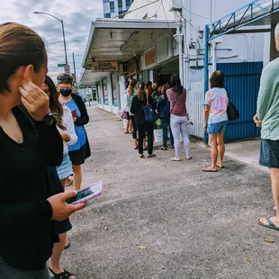 The line on Saturday morning, UH Commencement Day.