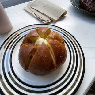 garlic and cream cheese bun