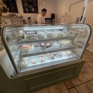 sliced cake and cheesecake