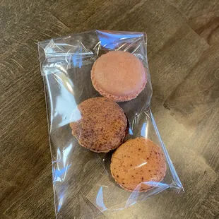 Odd size macaron&apos;s