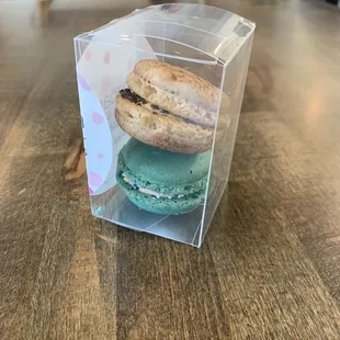 Macaron (Tiramisu and Bubblegum)