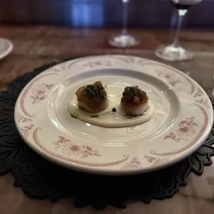 Scallops, cauliflower purée, caper-raisin chutney