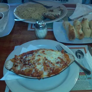 Great food and service!  Baked ziti, garlic bread, veal parmesan with sauce on the side.