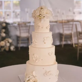 Stunning wedding cake!