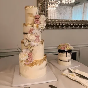 gorgeous naked cake duo with live flower decoration