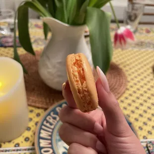 Passion fruit macaroon!