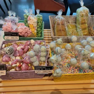 Cutesie meringues and cake pops