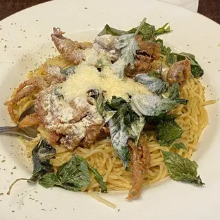 Garlic noodle with Soft Shell Crab