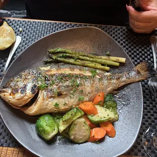 Dotado whole fish and grilled asparus