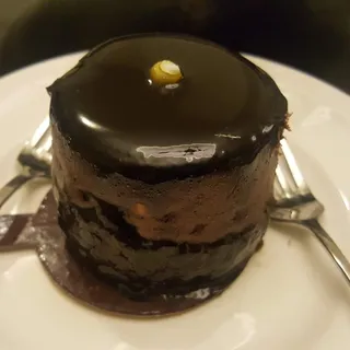 Chocolate Crumble Cake Mirror Glaze