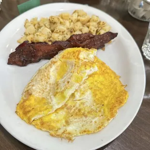Breakfast - eggs, bacon and hashbrowns