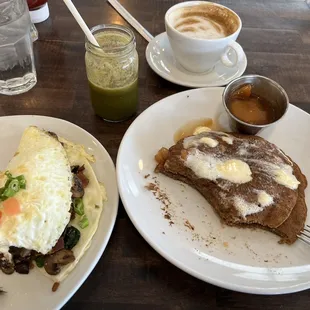 Spinach &amp; Mushroom omelet, chia pancake w/ cinnamon apples, kale juice, and cappuccino