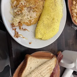 Omelette with toast and hash browns