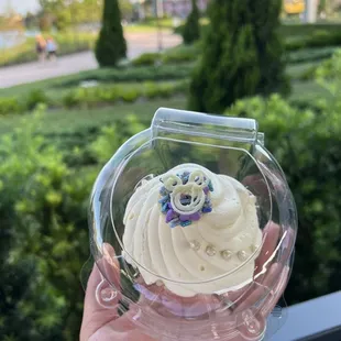 I have no idea if the cupcake had a name, but it was vanilla with while chocolate frosting and it was DELICIOUS.