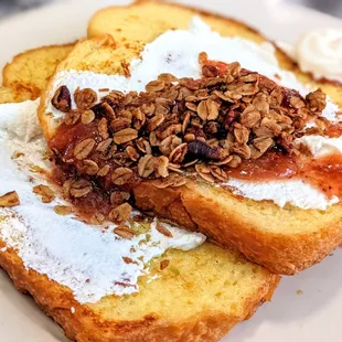 Strawberry Rhubarb French Toast | Instagram: @telephonesmoothie