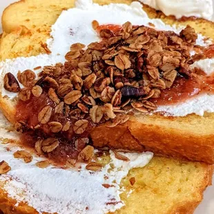 Strawberry Rhubarb French Toast | Instagram: @telephonesmoothie