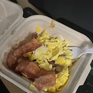 Scrambled eggs and bacon to go