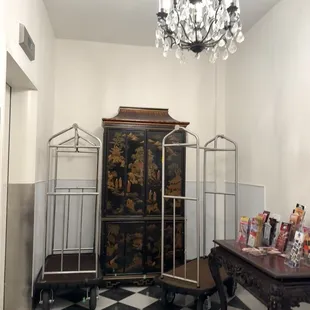 Le Richelieu Hotel - elevator lobby area (pic taken 09/26/2024)