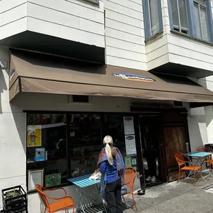 Le Sándwich from the street.