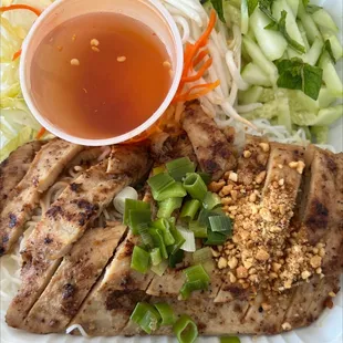 Vermicelli with grilled chicken