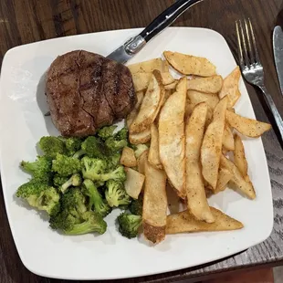 Filet, broccoli, fries