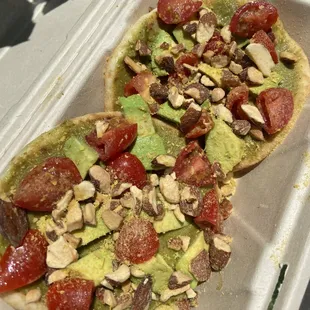 Pesto pita pizza