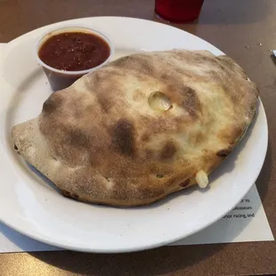 Mushroom calzone, good; needs a garlic-Parmesan-butter sauce on top at least. Apparently it's an option, Ask for it.