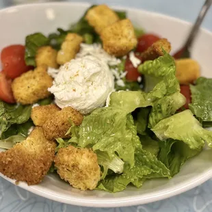 House Salad with Champagne Vinaigrette~ I absolutely LOVE their flavorful dressing and my favorite cheese, that&apos;s right goat, mm! ⁣
