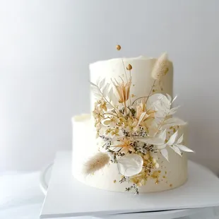 Beige &amp; white dried flower cake
