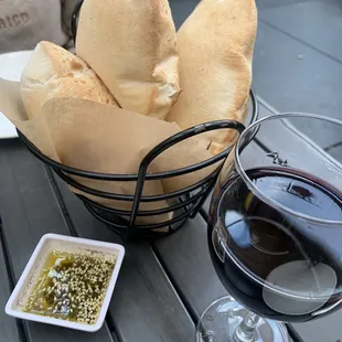 Bread/pita & vino.