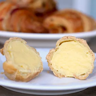 Cream Puff filled with vanilla creme patisserie ($1.50) - strong vanilla scent :)