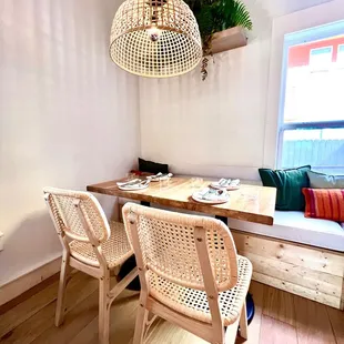 Simple decor, but tons of flies.