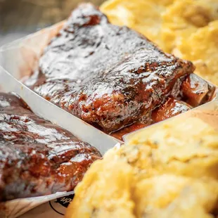 Pork ribs with fried tostones