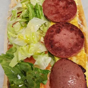 Sandwich de huevo,salami,queso y lechuga y tomate
