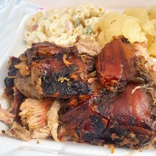 Pernil, coditos, yuca.