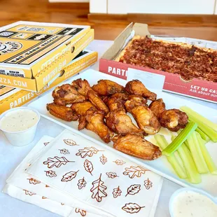 chicken wings and fried chicken, fried chicken, chicken, chicken wings, bbq wings, bbq chicken, fried chicken wings, poultry, food