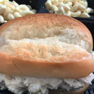 a sandwich with macaroni and cheese