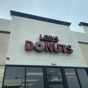 Front of Lee&apos;s Donut