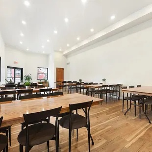 13 foot tall ceilings - bring your own decorations