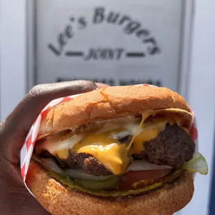 Lee&apos;s 1/4 lb cheeseburger