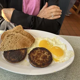 a plate of breakfast foods