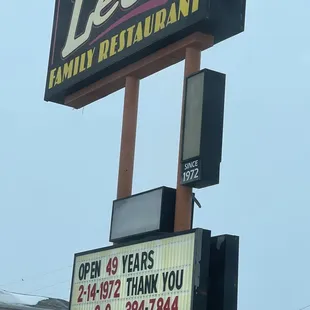 a sign for lee's family restaurant