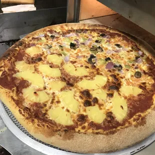 Veggie pizza with pineapple