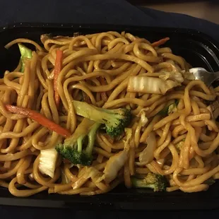 Veggie lo mein. Tasty and filling. I ordered it without onions and they followed through.